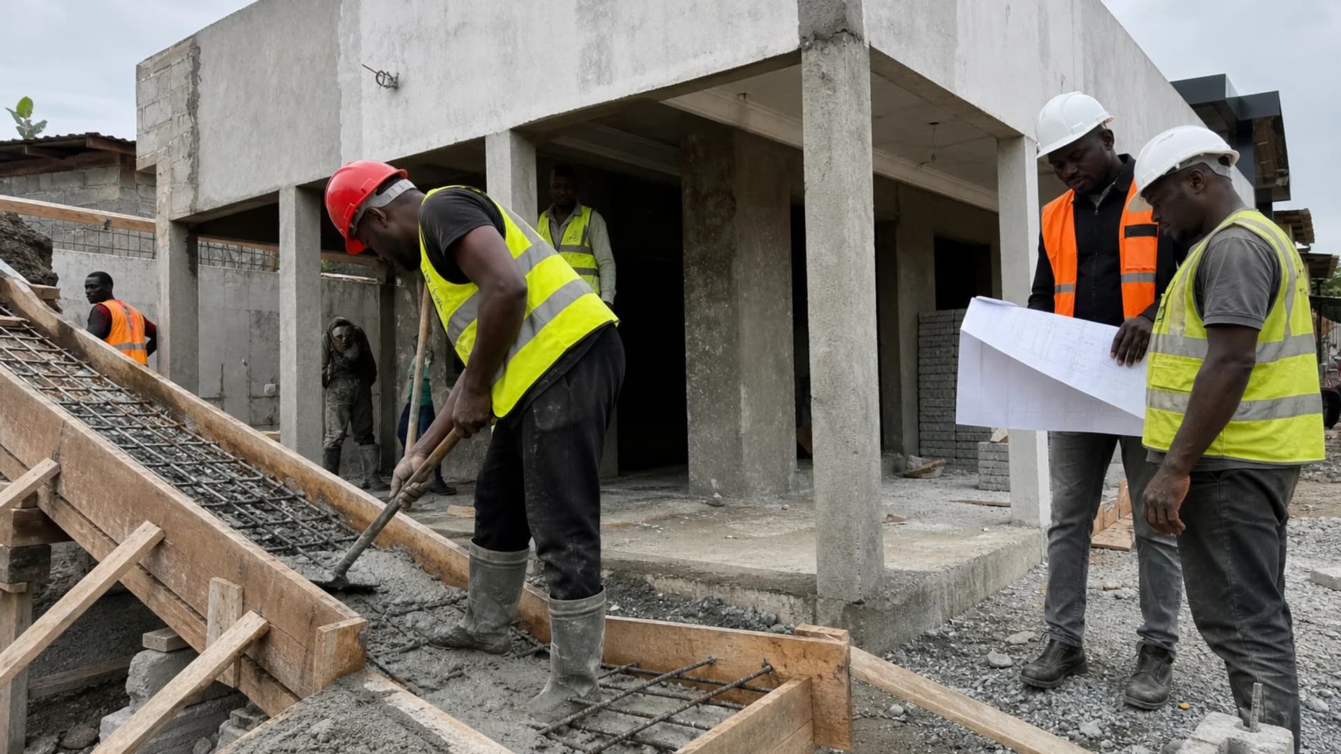 Équipe technique coordonnant des travaux de structure et de génie civil