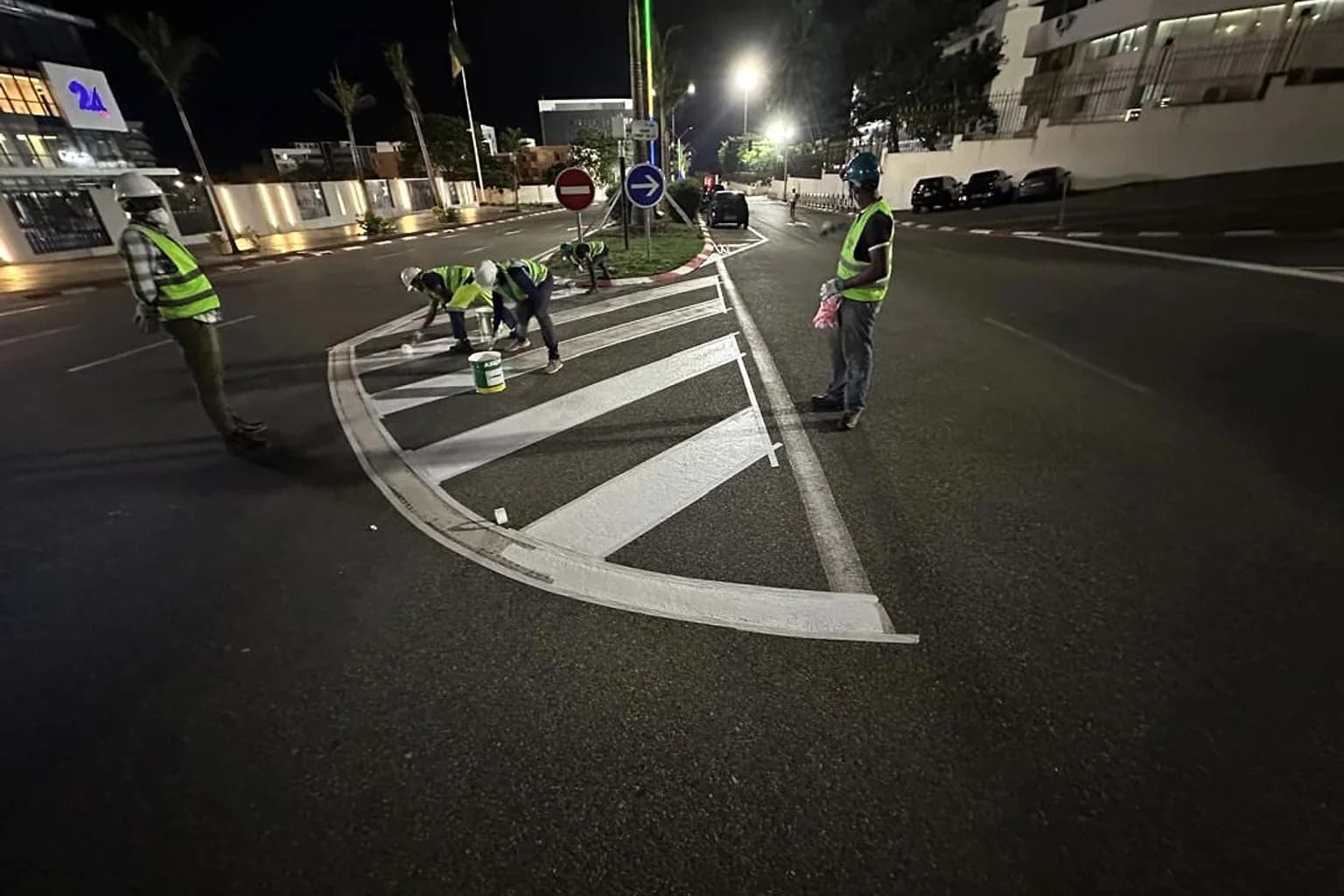 Équipe de marquage routier en intervention de nuit à Libreville