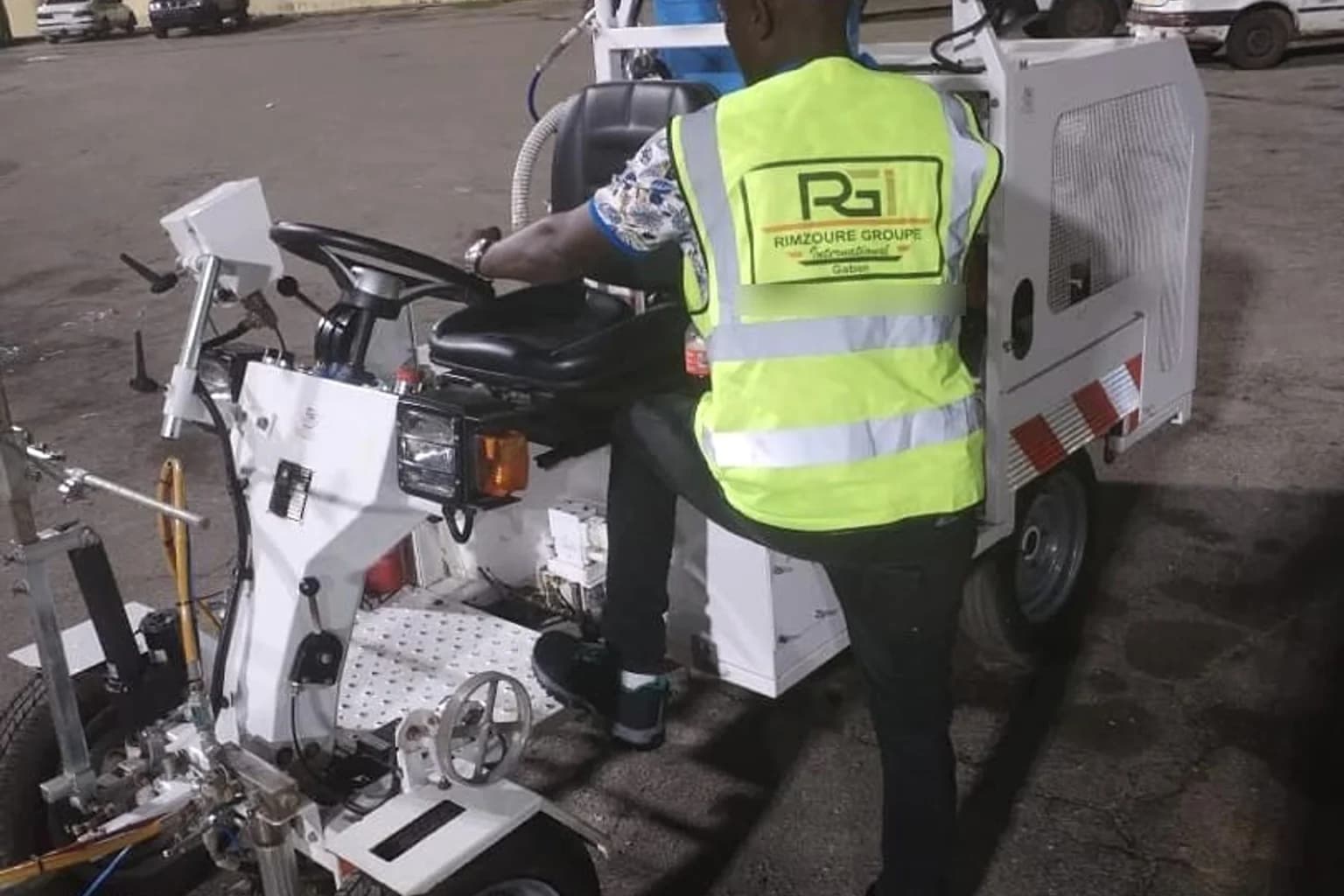 Opérateur Rimzoure préparant une machine de traçage routier