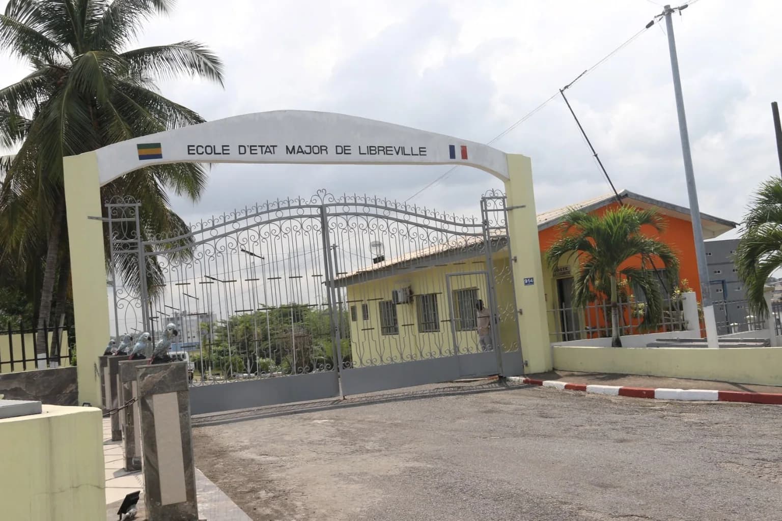 Portail principal de l’École d’État-major de Libreville après réhabilitation