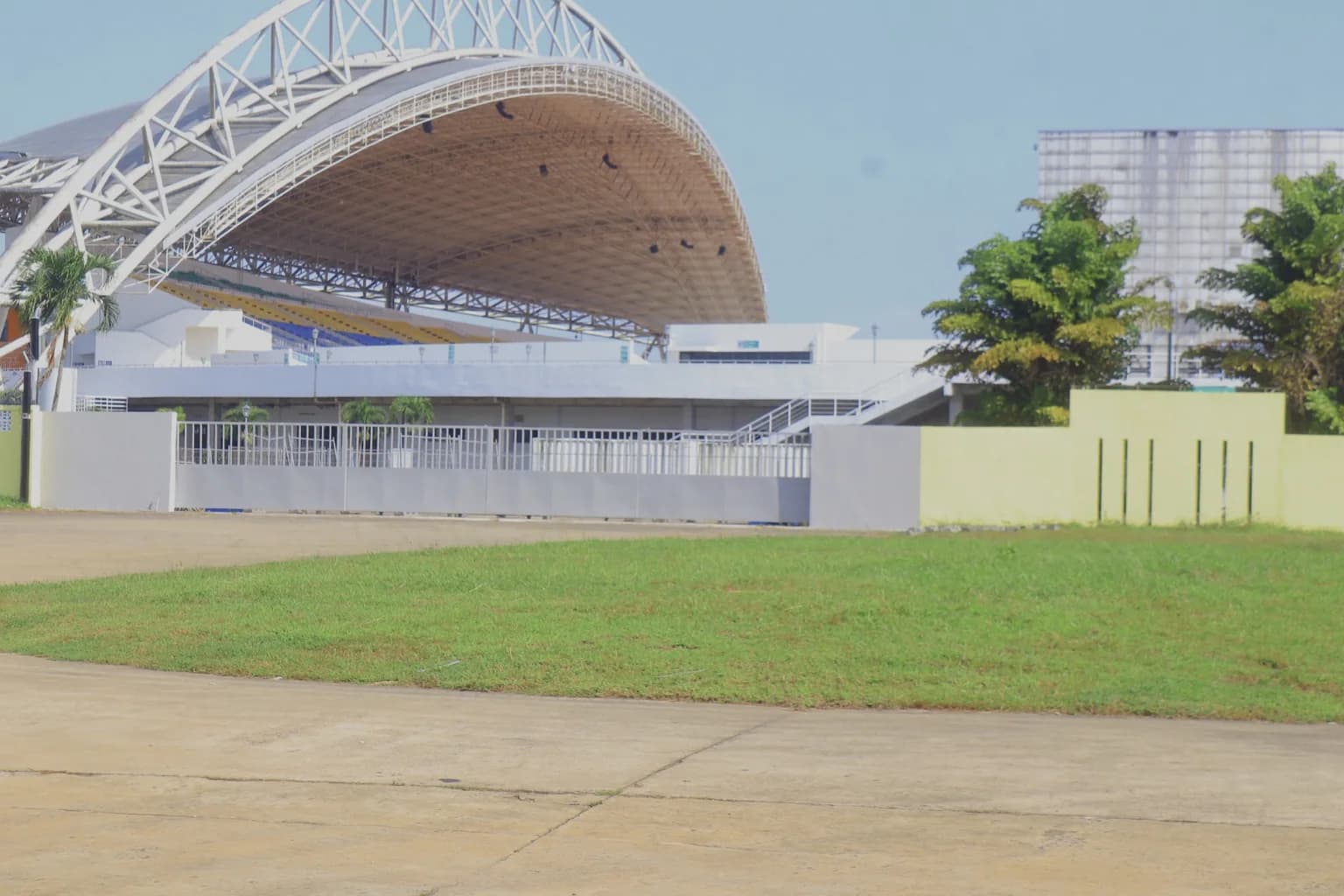 Arche structurelle et accès latéral du Stade de l'Amitié d'Akanda