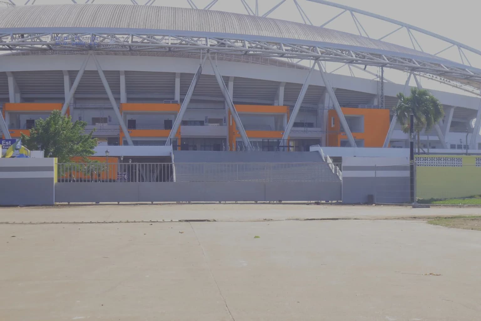 Façade principale réhabilitée du Stade de l'Amitié d'Akanda