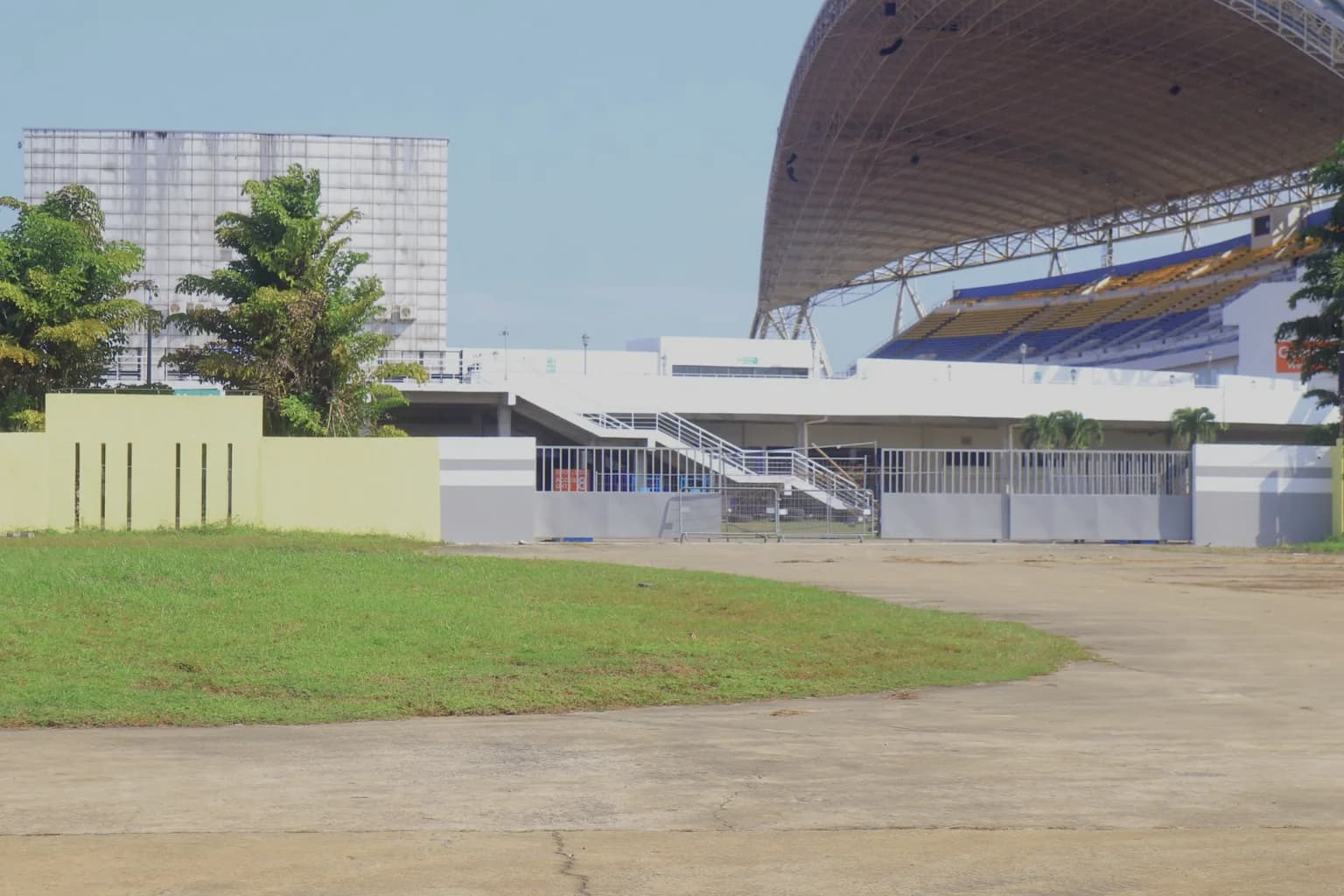 Accès extérieur à la tribune ouest du Stade de l'Amitié d'Akanda