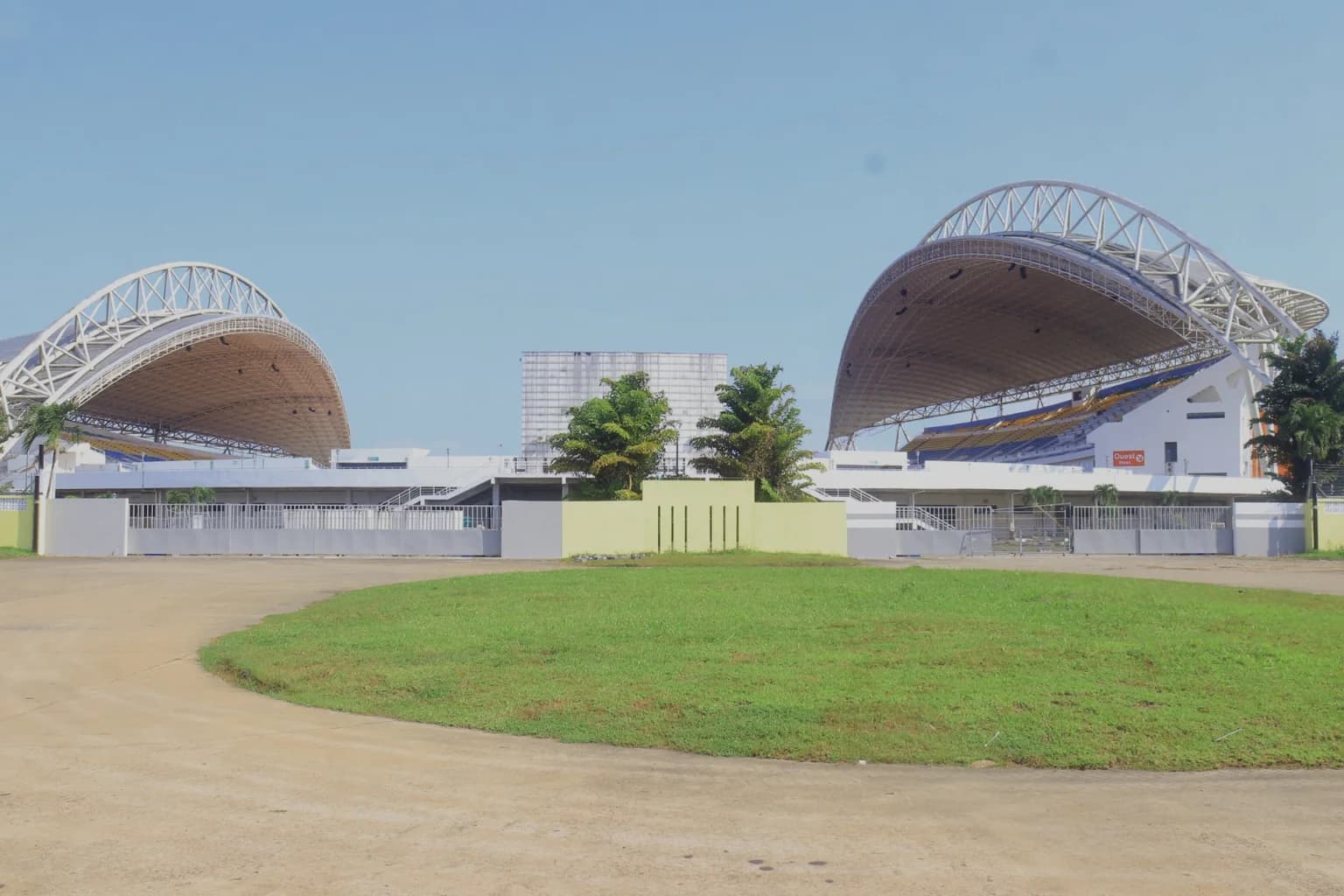 Vue d'ensemble des deux tribunes couvertes du Stade de l'Amitié d'Akanda