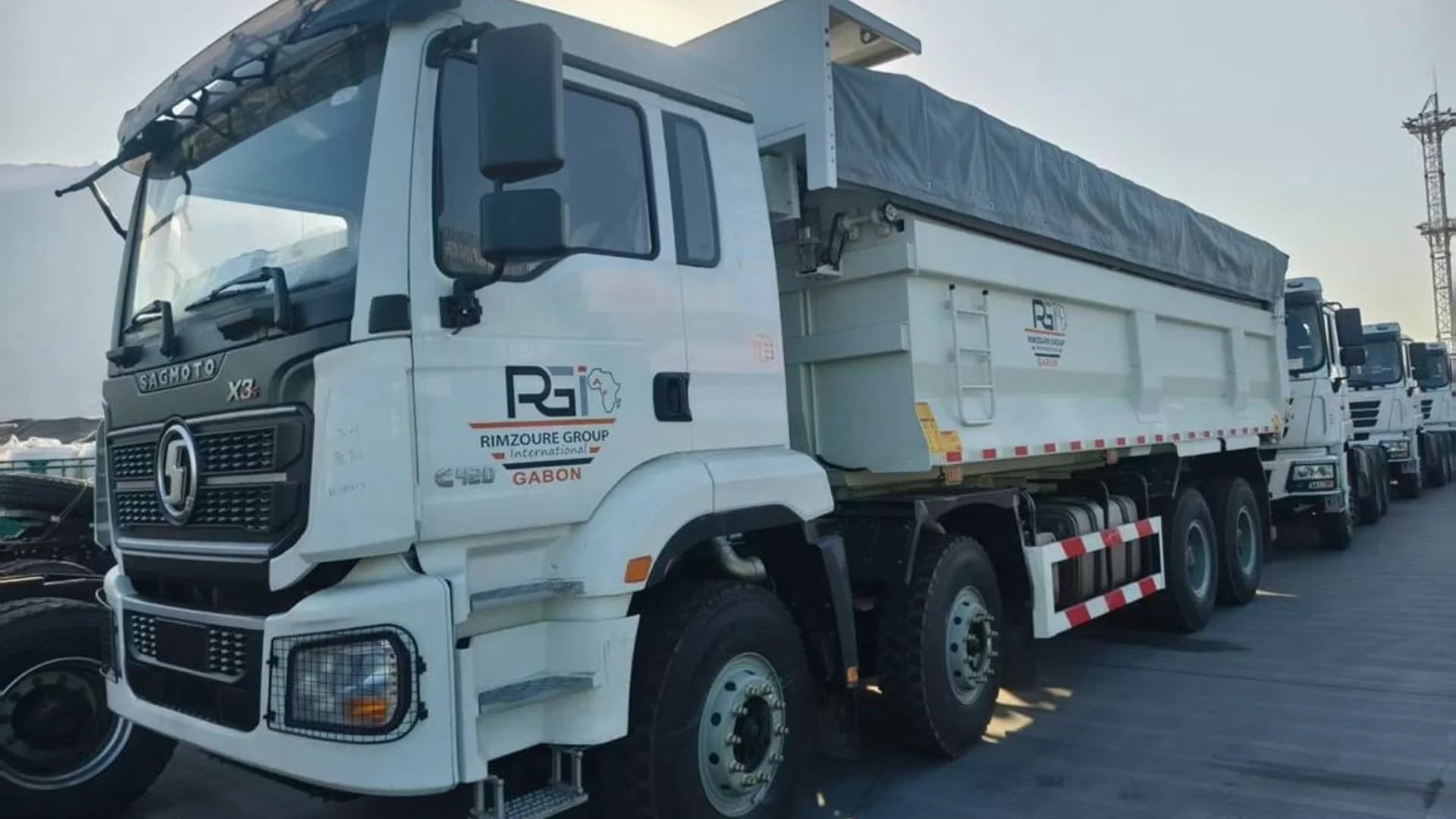 Flotte logistique Rimzoure mobilisée devant une base opérationnelle